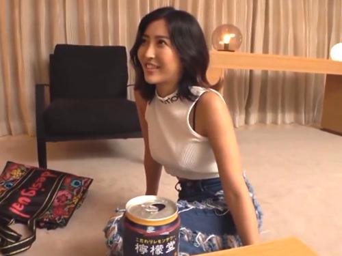 色白スレンダー美脚のジーパンが似合う美人OLナンパしてホテル連れ込み❤彼氏持ちながらセックスレスな彼女を口説き寝取りハメ