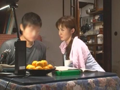 「ね…義姉さん…マズいですって…」旦那とセックスレスで欲求不満な兄嫁…こたつで勉強中の義弟の肉棒悪戯誘惑して禁断性交