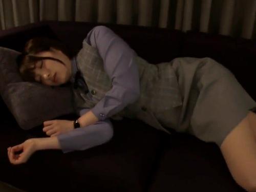 会社の飲み会で泥酔した可愛い女同僚を介抱するフリしてホテル連れ込み…熟睡してる彼女を夜這いして無毛マンコに生ハメ膣内射精…