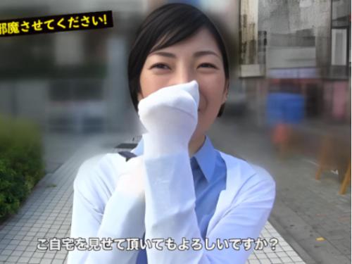 テレビ番組装い40代ちょいブススレンダー奥様ナンパして自宅訪問❤エロ話に釣られ下着見せたら悪戯され発情して生ハメ膣内射精…