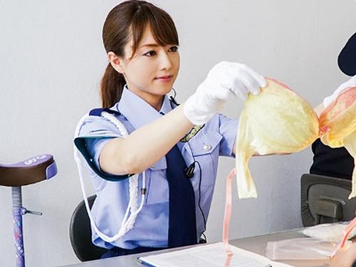 『ブラジャー…何で持ってるんですか…？』下着泥棒に無理やり手錠掛け…顔騎圧迫して肉棒弄り拷問して白状させるドSな美人婦警