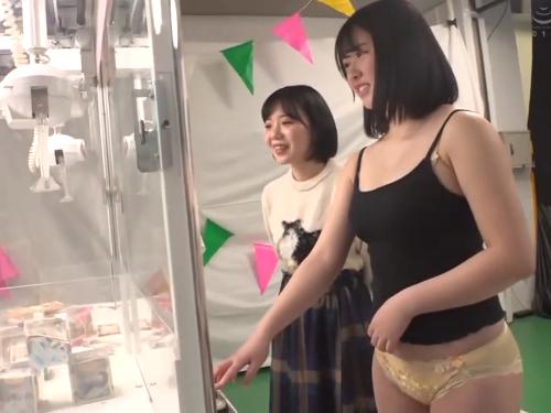 女子大生ナンパして服1枚で1プレイの高額現金掴み取り脱衣クレーンゲームに挑戦させたら❤全裸になって逆転狙い生ハメセックス…