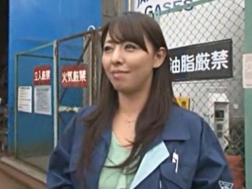 『私が全部受け止めてあげる…❤』女手一つで工場を切盛りする美熟工場長…悩む職人を豊満ボディと柔乳で抱擁してエッチで慰め…