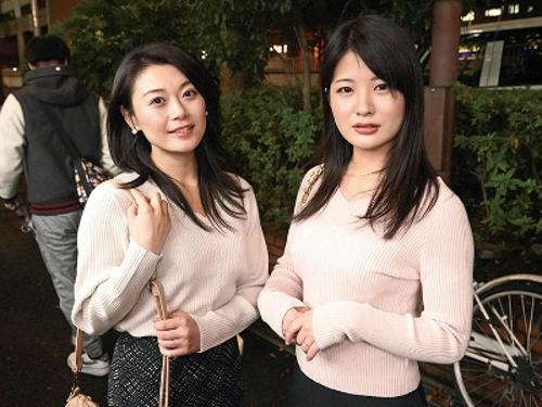 番組の取材と称し美人母娘ナンパしてスタジオ連れ込み❤謝礼で釣り既婚の娘にベロチューしたらその気になって母親も発情し親子丼…