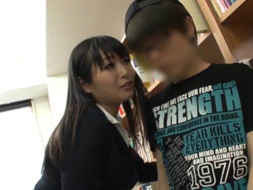 『お姉さんと…気持ちいい事してみない…？』長身痴女OLが図書館でちびっこに悪戯❤母親に隠れショタチンポフェラ&ハメちゃう