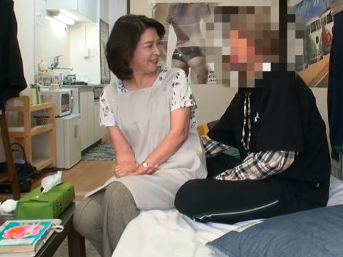 『甘えんぼさんなの？』おばさんレンタルでやって来た還暦越えの60代奥様に甘えるフリして抱き着いて…口説き落しセックス盗撮