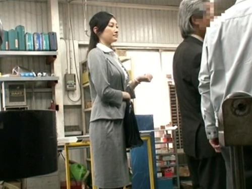 社長の付き添いで現場視察に来た秘書が…蒸し暑さで汗だくのブラウスから下着が透け…濡れた姿に興奮した作業員に襲われレ〇プ
