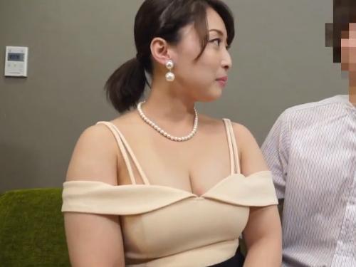 10代の頃はアイドルしてたと言う可愛らしい顔してむっちり爆乳30代奥様❤大学生二人をホテルへ呼び3Pセックスでハメまくり