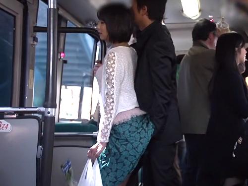 買い物帰りでバスに乗り込んだショートカットの可愛い若妻が…痴漢に狙われいきなりお尻触られ下着の上からマ〇コ弄られ抗うも…