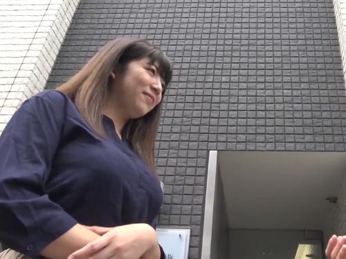 マッサージ無料モニターと謳い長身むっちり爆乳奥様ナンパ❤媚薬オイルで発情促しポルチオ開発でイキ潮噴かせ肉棒生ハメ中出し！