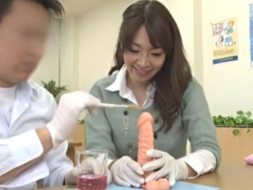 親子関係に悩み母子性交セミナーに参加した母親と息子❤自作コンドーム作りセックスしたらゴムが破けるハプニングで膣内射精に…