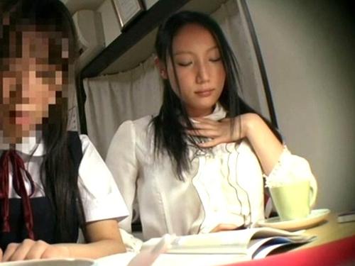 娘の家庭教師の飲み物に媚薬盛ったお父さん…キマリ過ぎて介抱するフリしてマンコ弄ったらビクビク痙攣してアヘ顔晒し絶頂！