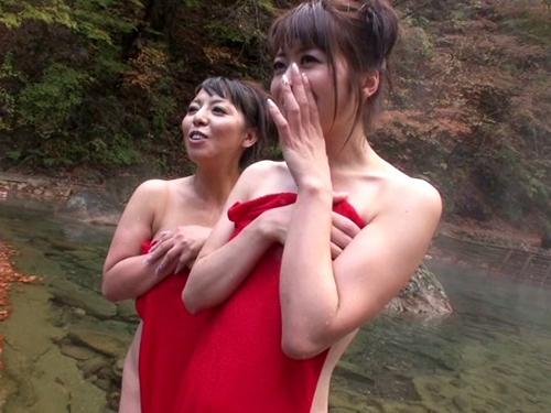 混浴露天風呂で素人男性と戯れる二人の人気美熟AV女優❤野外で集まった素人オヤジ達の肉棒しゃぶりお股広げて足コキサービス！