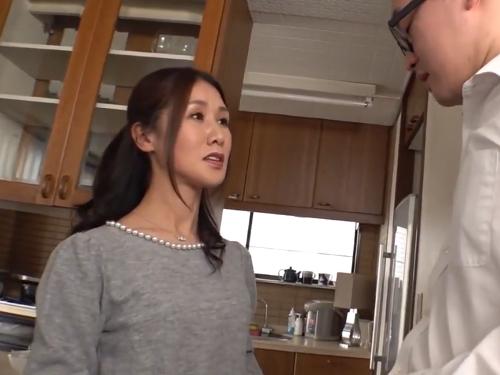 『お願い…おばさんとシテくれる？』息子の友人が好意を持ってくれてるのを知った未亡人のお母さん…堪る性欲に抗えずSEX懇願