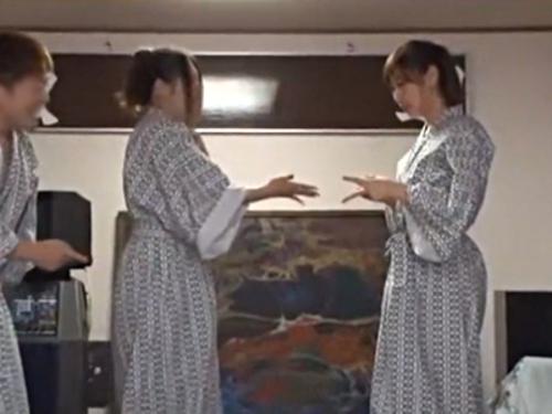 同僚夫婦と言った温泉旅館で会社の上司達と遭遇…無理やり宴会で妻達に野球拳させ全裸にしたら旦那の前で電マで弄び鬼畜輪姦…