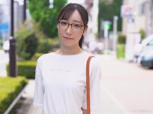 無料エステ体験と謳い真面目そうな色白地味めがね娘ナンパしてMM号連れ込み❤イケメンの際どいマッサージでマ〇コ濡らして…