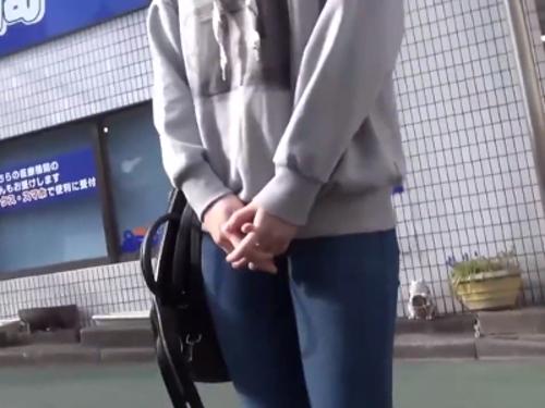 仕事終わりのジーパン姿の可愛い看護師ナンパしてMM号へ連れ込み❤腕骨折してオナニー出来ない男性のオナサポお願いしたら…