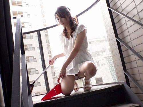 隣に引越してきた美人な奥様をふと見たらまさかのノーブラノーパン…彼女の私生活が気になり部屋を覗き見たらオナニーしてて…