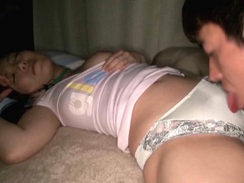 水泳大会で疲れ果てTシャツ短パンで熟睡してるSOD女子社員に参加者が夜這い❤おっぱいマンコ悪戯してパンティずらし即ハメ！