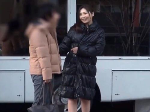 『コートの下…裸なんです…私とエッチしてみませんか…？』奇跡の美魔女AV女優が露出狂姿で逆ナンパしてMM号連れ込み即ハメ