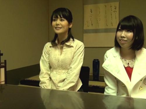 旅行へ向かう母娘ナンパして旅館代出すので家族の団欒取材させてと同行…就寝後に母親に夜這いしてSEXしてたら娘が気付いて…