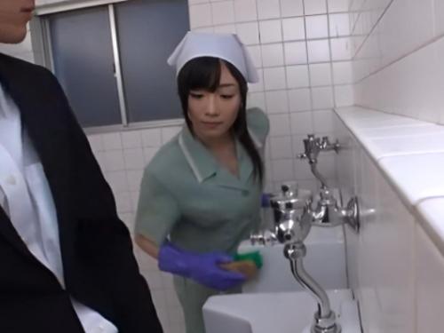 セックスレスで欲求不満なトイレ清掃員のおばさん…物欲しげにおしっこしてる男の肉棒覗き込んだら無理やり口の中に突っ込まれ…
