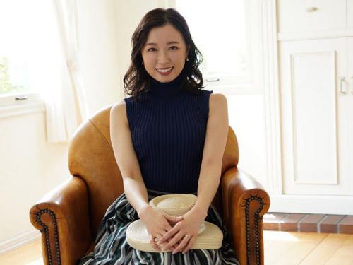 見た目は清純可憐清楚で美人だけど…頭の中はスケベなことばかり考えてる30代の色白奥様❤変態願望叶えたくてAVデビュー！