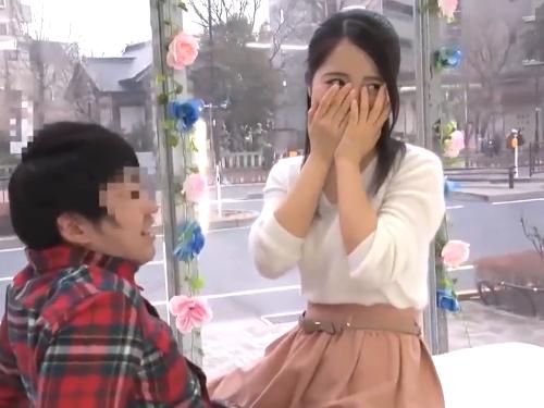 仲の良い大学生の男女ナンパしてMM号連れ込み❤謝礼に釣られ密着しながら見つめ合ってたらお互いに躰に火がついてエッチな展開…