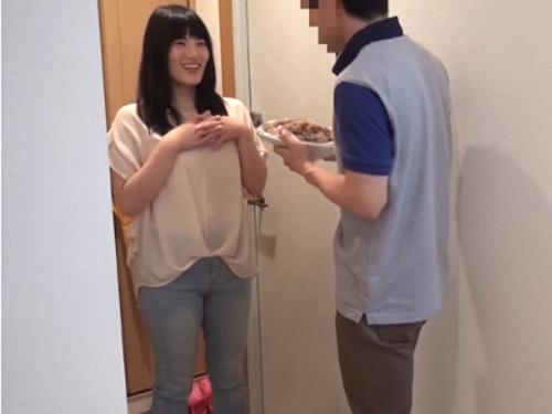 妻に逃げられバツイチシングルファーザーになったパパに急に世話焼く近所のママ友…家に上がり二人でお酒飲んでたら酔った勢いで…