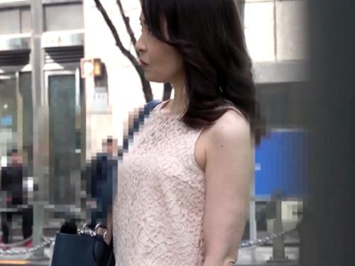 『年上のおばさんだけど…ダメですか…？』旦那とセックスレスのアラフィフ奥様が若い男を逆ナンパして性欲解消不倫セックス！