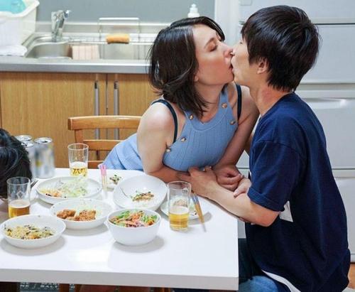 【佐田茉莉子】性欲マシマシのSEXレス人妻が、酔って寝ている夫のそばで、隣の大学生のデカチンに溺れる不倫ファック…