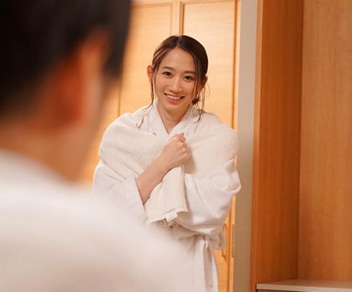【水戸かな】出張先で緊急宿泊したオンナ上司と部下が、仕事を忘れて、一晩中ズコバコと浮気SEXしまくる絶倫暴走ファック…
