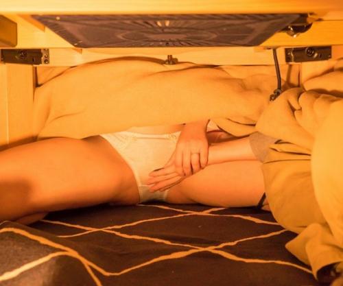 【小西悠】正統派美女のアラサー淫乱義母が、夫の連れ子に、コタツの中でコソコソ悪戯愛撫されて欲情し、母子相姦性交へ…
