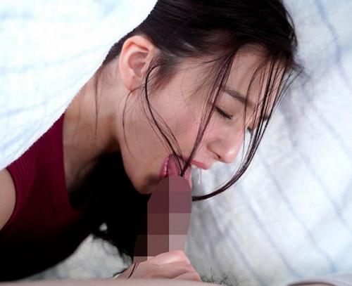 【古川いおり】淫欲ママが、義理の息子の朝勃ちチ●ポに、うっとり見とれて鬼咥え… おま◯こにズッポリ被せハメする、母子姦…