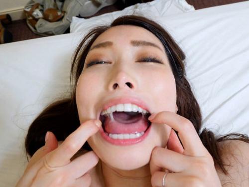 【佐伯由美香】料理研究家のアラサー妻が、鬼反りデカマラのセフレち●ぽに、バックでギャン突きピストンされるガクガク痙攣浮気