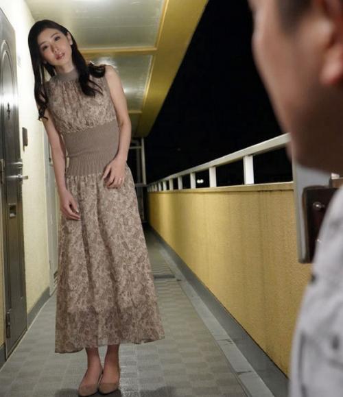【小松杏】無防備な部屋着で、鍵をなくした隣人を招き入れ、ハメ狂いSEXに快楽没頭する美人妻…
