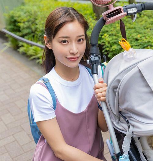 【しおかわ雲丹】ダンナと赤ちゃんの視線を感じながら、デカチンをヌルっと挿入され、幸福絶頂しちゃう子持ちママ…