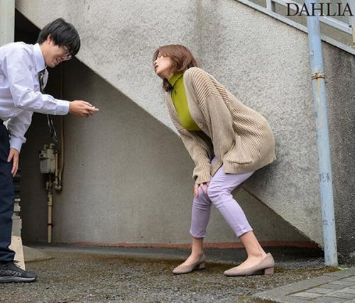 【美乃すずめ】ドSで巨根の義理の息子に、リモバイ挿入されて野外でイカサレた義母… 淫乱発情したマ◯コで、生ハメ近親相姦…