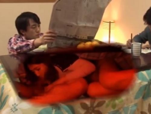 【近親相姦】母親と息子が、真横に夫がいるのに、コタツに隠れて母子交尾… もぐってこっそりフェラチオ＆尻出しバック姦…
