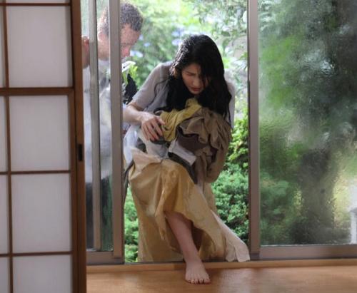 【春谷美雨】豪雨で濡れた髪、透けた下着の義母を、理性を失った娘婿が荒々しく犯す、母子相姦…