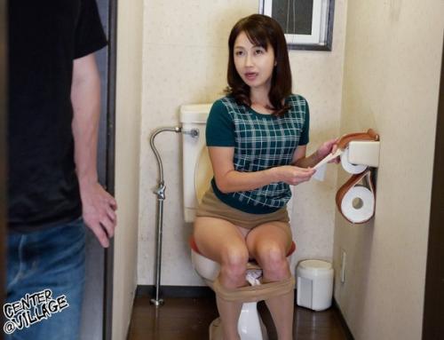 【清原美沙子】お世話をしていた友人の息子に、トイレでおま◯こを見られ、ベットに押し倒されて寝取られた五十路熟女…