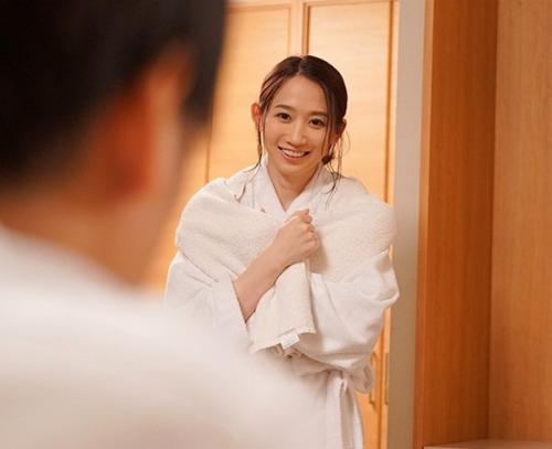 【水戸かな】相部屋宿泊した女上司と後輩部下が、ビジネス関係を一線超えして、怒涛の激情ピストンで密会不倫SEX…