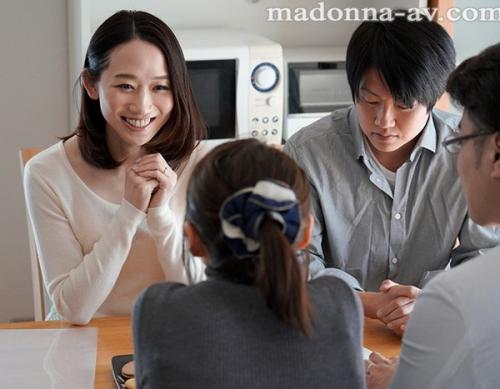 【水戸かな】仲良しの人妻と夫ち●ぽを交姦し、旦那より激しいピストン責めに、絶叫絶頂しながら快楽堕ちする、夫婦交姦NTR…
