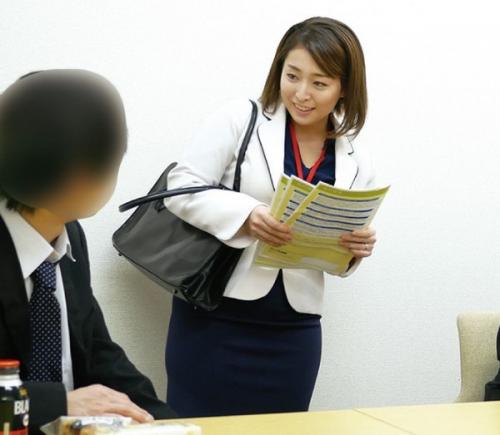 【赤名めぐみ】むっちり巨乳の人妻生保レディーが、スケベま◯こを武器に、即ハメ特典で契約をとる、裏技枕営業…