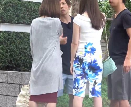 【長谷川ユリア・佐伯由美香】フェロモン美魔女ペアを、男優しみけんが街角ナンパ… 潮吹きおま◯こをズボ突きする３Ｐアクメ