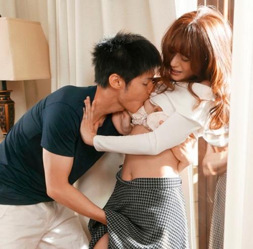 【希島あいり】パンティーを嗅ぎながらオナニーしていた義理息子に、押し倒されて母子姦される、若い親父の再婚相手…