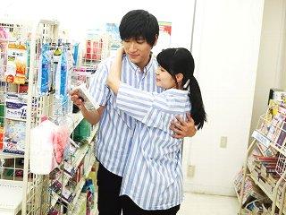 イケメン兄弟がコンビニを運営する中でトラブルに直面しながらも彼女の助けを借りて楽しい日々