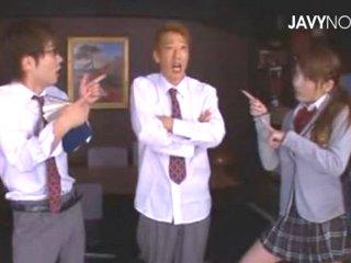 制服姿の美少女JKがイケメン生徒たちと学校で多くの性的な活動を行う