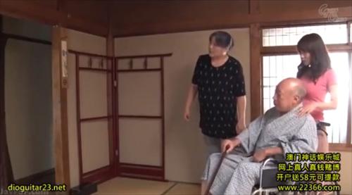 言われたことが虚偽かのように、腰を振りながら起き上がっている。