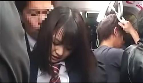 満員の乗合いバス、思春期女児に犯罪。